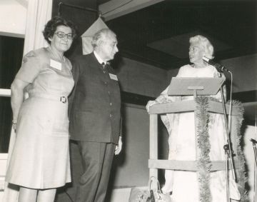 FA-FA125-170 - 3. Familientag 1977 Tante Yette dankt Anny und Werner Eckart.jpg