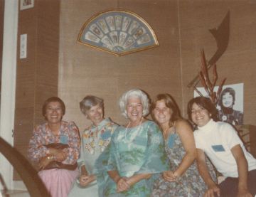 FA-FA125-043 - 3. Familientag 1977 Gruppenbild mit Aunt Yette.jpg