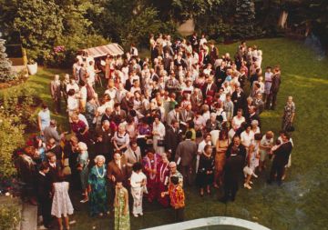 FA-F2378 - 2. Familientag 1967 Gruppenbild Garten bunt.jpg