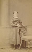 Babette Schneider wurde 1860 in Greiz geboren als Tochter von Jacobine Schneider geborene Eckart und Johann Schneider. Auf dieser Fotographie ist sie vielleicht zehn Jahre alt. Zu diesem Zeitpunkt wohnte die Familie in Bogenhausen bei München und Babette ging in die einzige protestantische Schule Münchens am Glockenbach.